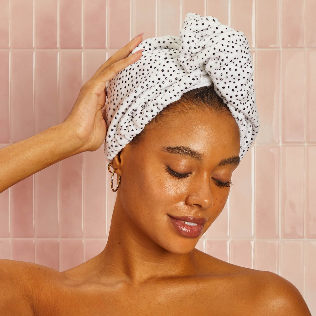 Model wrapping Kitsch Micro Dot Microfiber Hair Towel around wet hair