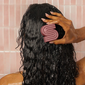 KITSCH Castor Oil Nourishing Shampoo Bar — model using shampoo bar — Nourishes your scalp to help decrease hair breakage & damage — for healthy, nourished hair